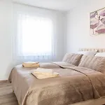 Smartstay 91 M2, Balkon, Parkplatz, Self Check-in, 2 Wcs, Kaffeevollautomat * Платлинг